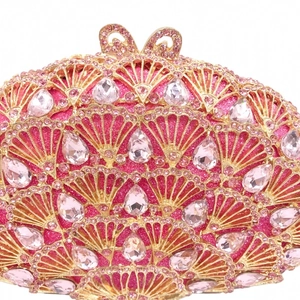 Pochette de soirée en cristal rose avec motifs éventails dorés et diamants brillants