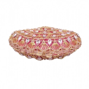 Vue détaillée du sac de soirée en cristal rose avec strass en éventail et cadre doré