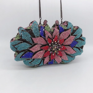 Borsa da sera floreale colorata con strass e tracolla a catena in metallo per donna