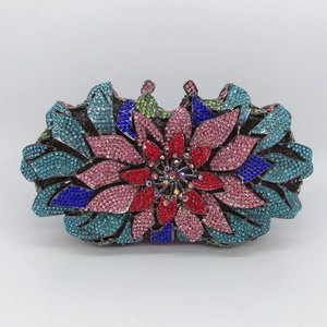 Dettaglio macro di strass colorati su una borsa da sera a forma di fiore 3D di lusso