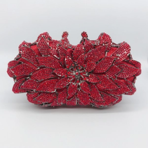 Dettaglio pochette da sera rossa con strass e design a foglie metalliche traforate
