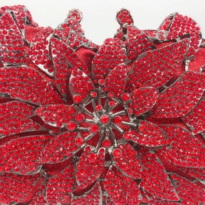 Dettaglio macro della borsa da sera rossa con strass e intricato motivo floreale in 3D