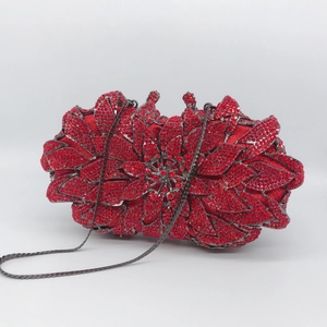 Dettaglio borsa da sera a forma di fiore rosso con strass scintillanti e catena