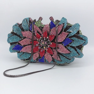 Dettaglio di borsa da sera floreale in metallo con strass multicolori e catenella