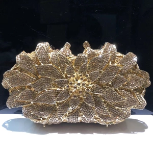 Dettaglio della borsa da sera a forma di fiore dorato con cristalli e strass lucidi