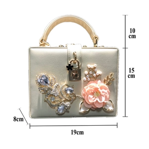 Vue détaillée du sac de soirée à fleurs de 19 cm avec une poignée de 10 cm de hauteur
