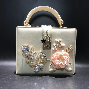 Pochette de soirée rigide avec fleurs 3D, perles et cristaux sur similicuir beige luxueux