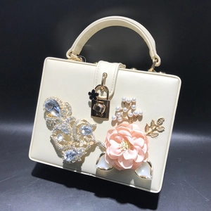 Sac de soirée boîte ivoire élégant avec fleurs en strass et poignée dorée