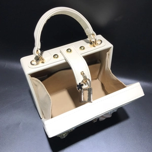 Vue intérieure de la pochette boîte blanche avec fente pour carte et fleurs en perles