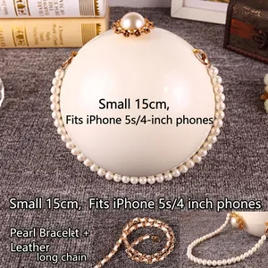 Détails du sac de soirée globe blanc avec poignée en perles et bandoulière métal