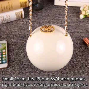 Détail du sac de soirée sphérique de 15 cm avec échelle de taille et bandoulière chaîne