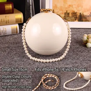Détail du sac de soirée sphérique blanc avec fermoir doré et anse en perles amovible