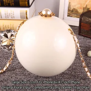 Détail du grand sac de soirée perle montrant l'espace téléphone 4,7 pouces et chaîne