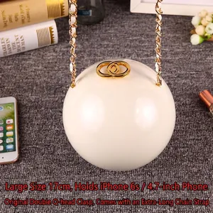 Détail du sac boule acrylique de 17cm avec chaîne dorée montrant l'échelle de taille