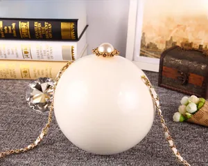 Détail du sac de soirée perle ronde avec fermoir doré et bandoulière en chaîne