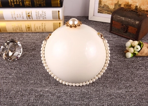 Vue détaillée du sac de soirée sphérique crème avec fermoir et anse en perles