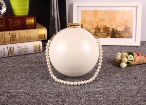 Détail du sac de soirée perle sphérique blanc avec fini brillant et fermoir en métal doré