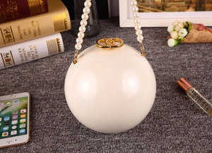 Détail du sac de soirée sphérique blanc avec poignée en perles et fermoir doré
