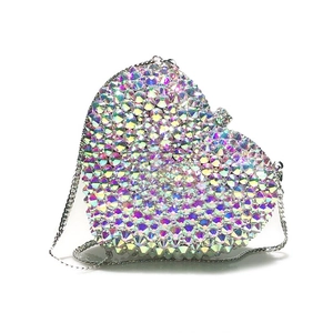 Vue détaillée du sac de soirée en forme de cœur avec strass AB et chaîne argentée