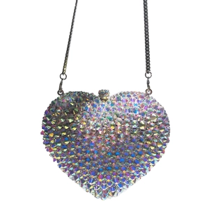 Détail de pochette en forme de cœur avec strass AB irisés et fine bandoulière chaîne