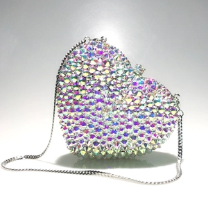 Détail du sac de soirée en forme de cœur avec cristaux AB et chaîne argentée