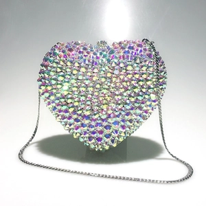 Détails de la pochette de soirée en forme de cœur avec strass arc-en-ciel scintillants