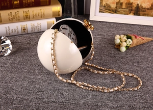 Détails de l'intérieur d'un sac de soirée sphérique en acrylique crème pour téléphone