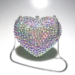 Détail du sac de soirée en forme de cœur avec cristaux AB multicolores et chaîne argentée