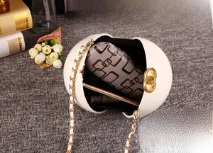 Détail du sac sphérique blanc montrant l'intérieur spacieux pour téléphone et objets