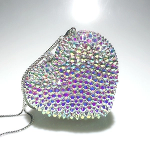 Détail du sac de soirée en forme de cœur avec cristaux AB et chaîne en argent