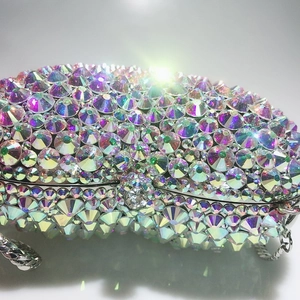 Sac de soirée luxueux en forme de cœur avec cristaux irisés et chaîne argentée