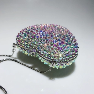 Vue détaillée du sac de soirée en forme de cœur avec strass AB irisés et chaîne argentée