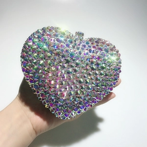 Détail du sac de soirée en forme de cœur avec strass scintillants et fermoir en métal