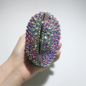 Gros plan d'une pochette cœur en cristal arc-en-ciel avec cadre argenté et petite taille