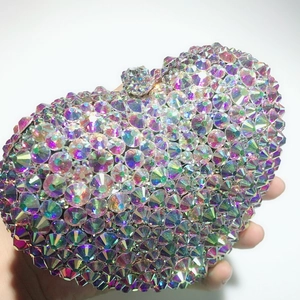 Détail de la pochette de soirée en forme de cœur avec strass AB irisés et fermoir cristal