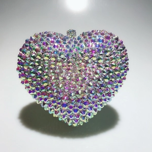 Vue détaillée du sac de soirée en forme de cœur avec strass AB et fermoir en métal