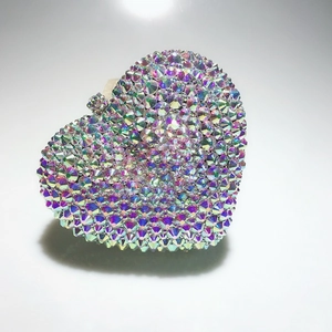 Détail du sac de soirée en forme de cœur avec cristaux AB et fermoir en diamant