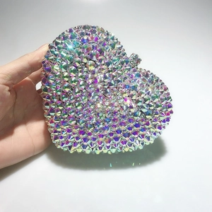 Détail de la pochette de soirée en forme de cœur avec strass AB étincelants