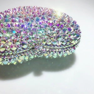 Détail des strass irisés scintillants sur une pochette de soirée en forme de cœur