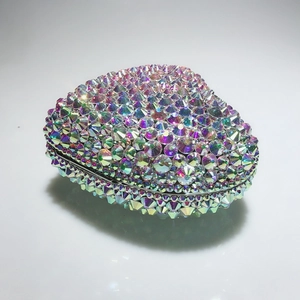 Détail des strass AB colorés sur la pochette de soirée en forme de cœur