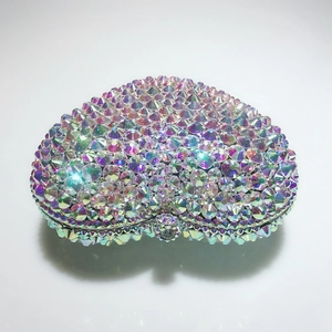 Détail de la pochette de soirée en cœur avec cristaux irisés et fermoir à boule en métal