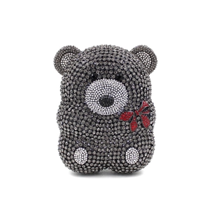 Détail du sac de soirée ours en peluche serti de cristaux gris et blancs scintillants