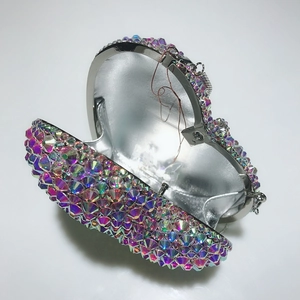Détail du sac de soirée coeur avec strass colorés et cadre en métal argenté vue ouverte