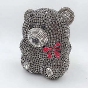 Détail du sac de soirée ours en peluche serti de cristaux gris anthracite polis