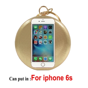 Détail de la pochette ronde dorée avec comparaison de taille pour iPhone 6s