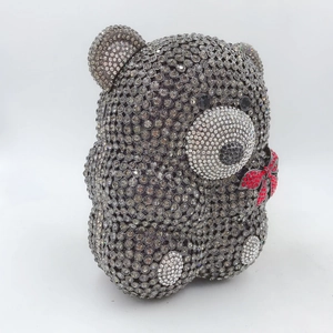 Vue détaillée d'une pochette ours en peluche de luxe sertie de strass gris et blancs