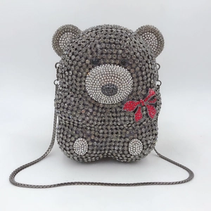 Détail du sac de soirée ours en peluche gris avec strass et nœud rouge élégant
