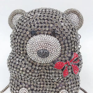 Gros plan d'une pochette ours en peluche sertie de strass gris et blancs pour les soirées