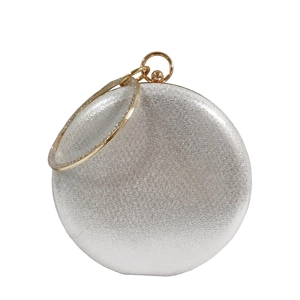 Pochette de soirée ronde argentée pailletée avec anse anneau dorée et fermoir boule
