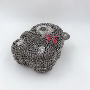 Vue détaillée du sac de soirée ours en peluche avec cristaux gris et blancs sertis